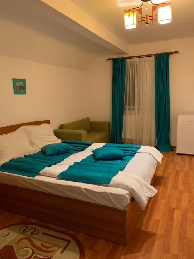 Casa Galbena * Slănic
