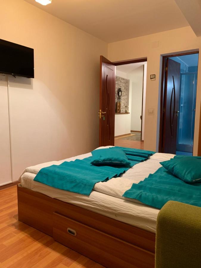 Casa Galbena Slănic