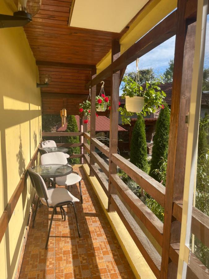 Casa Galbena *